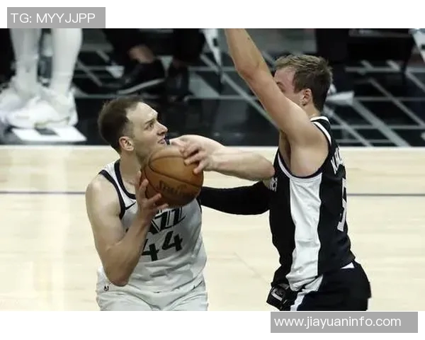 火箭队与活塞队激战正酣谁能在这场对决中笑到最后